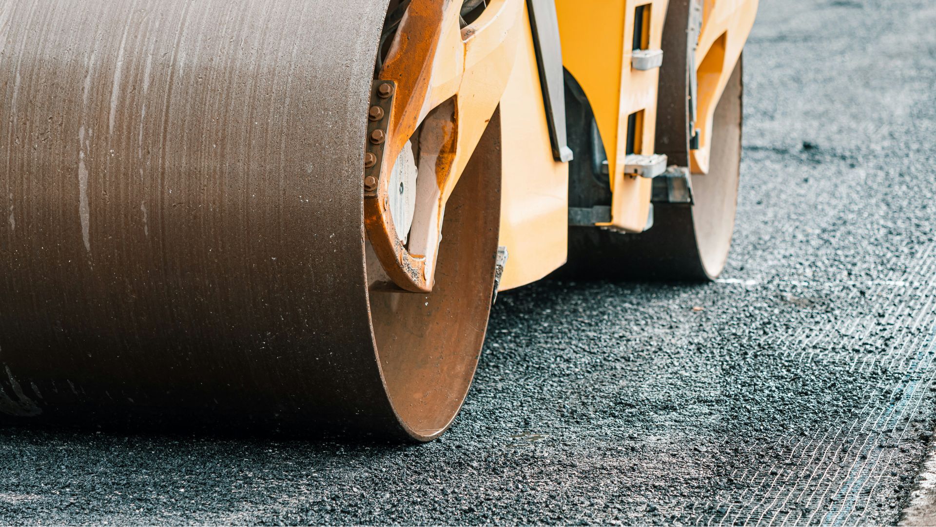 Beginning at 9 p.m. Friday, July 10, and continuing until 5 a.m. Monday, July 13, the Georgia Department of Transportation will close lanes and a key exit ramp on I-285 northbound as part of the long-running I-285 Westside Rebuild. The work is focused on a busy stretch of the Perimeter where old concrete is being prepared for repairs or replacement.